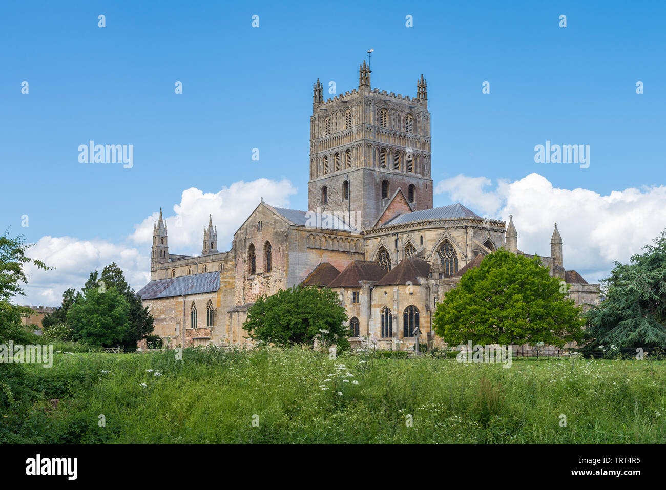 La Abadía de Tewkesbury, Gloucestershire, que tiene un edificio normando y torre románica Foto de stock