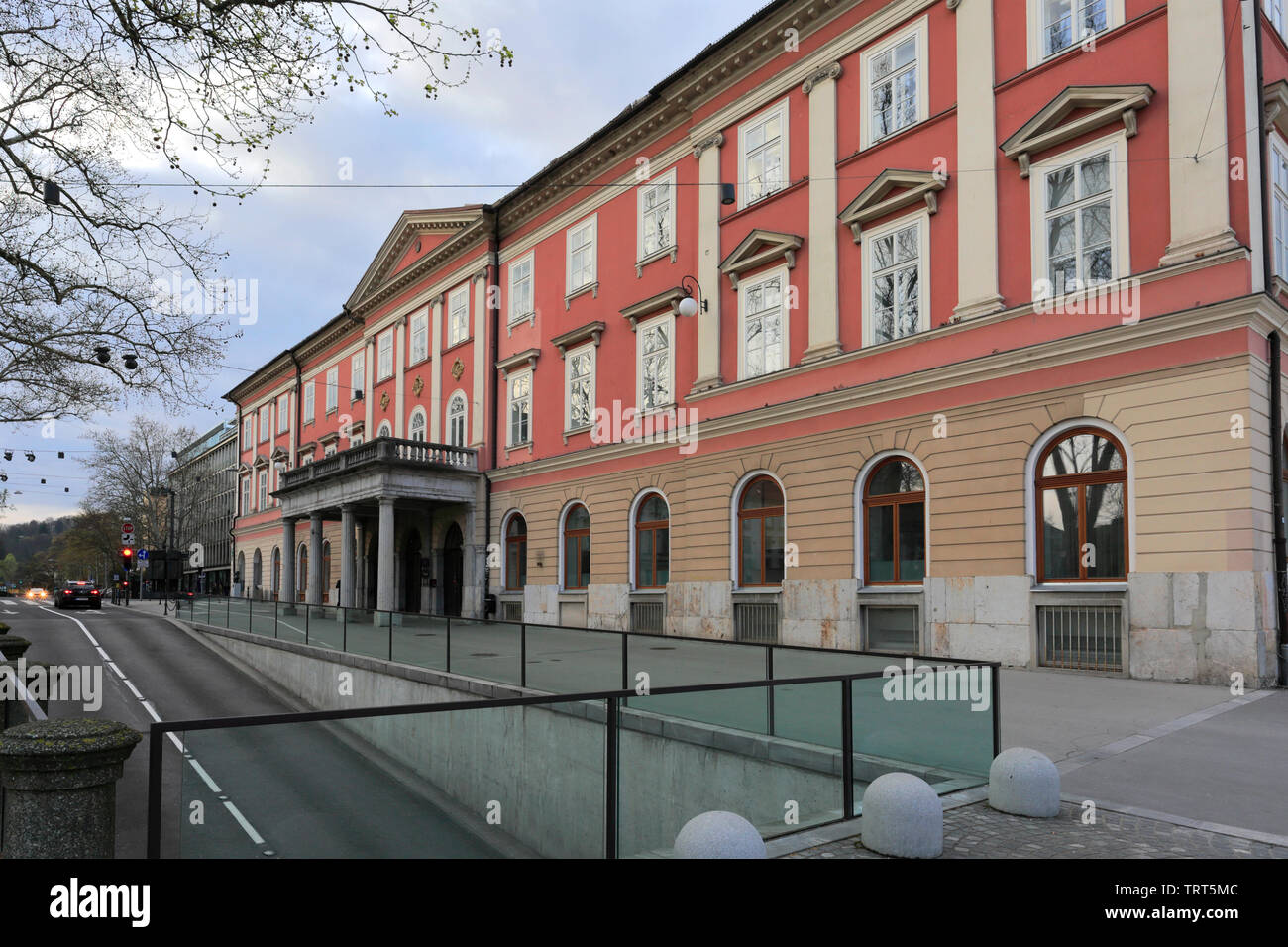 El Instituto de Historia Contemporánea edificio, Plaza del Congreso, la ciudad de Ljubljana, Eslovenia, Europa Foto de stock