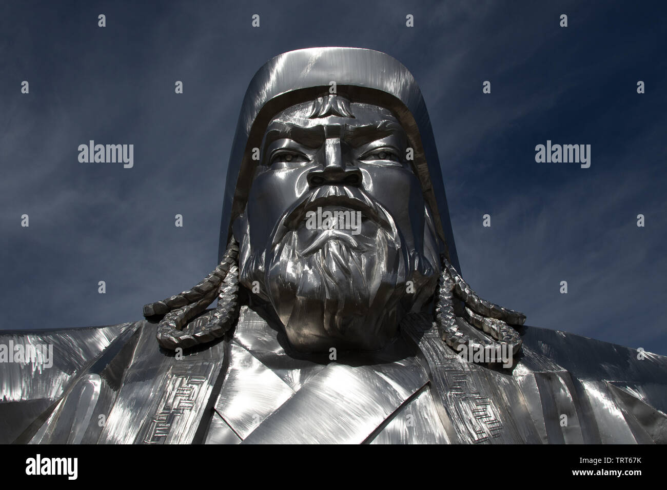 La mayor estatua ecuestre del mundo cerca de Ulaanbaatar, en Mongolia. Conocido localmente como la gran estatua de Gengis Khan Genghis Khan Foto de stock