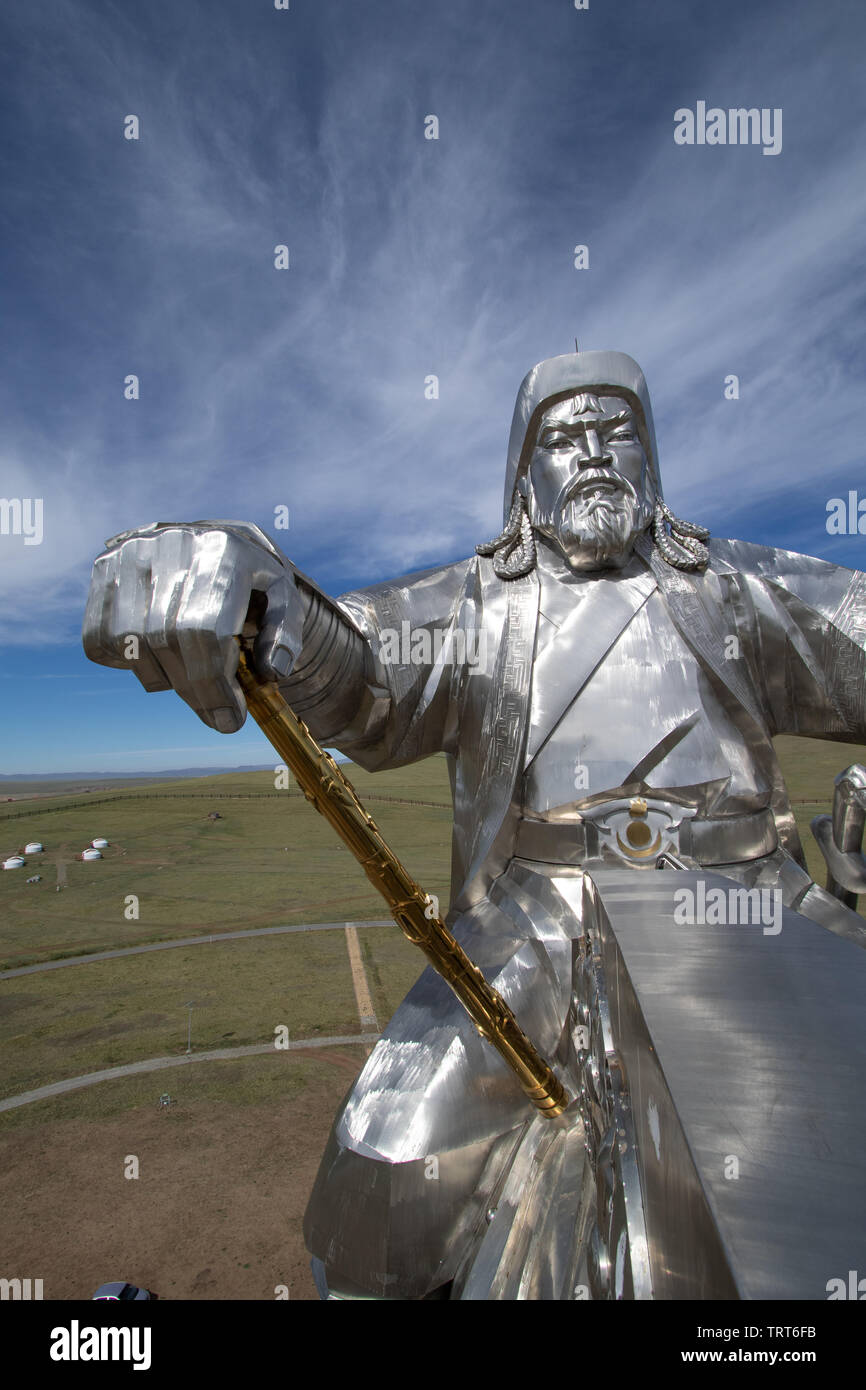 La mayor estatua ecuestre del mundo cerca de Ulaanbaatar, en Mongolia. Conocido localmente como la gran estatua de Gengis Khan Genghis Khan Foto de stock