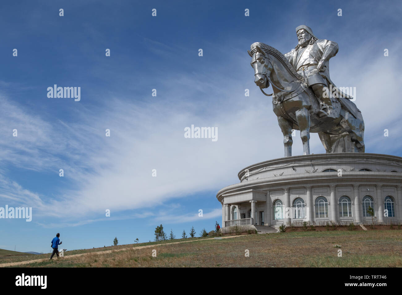 La mayor estatua ecuestre del mundo cerca de Ulaanbaatar, en Mongolia. Conocido localmente como la gran estatua de Gengis Khan Genghis Khan Foto de stock
