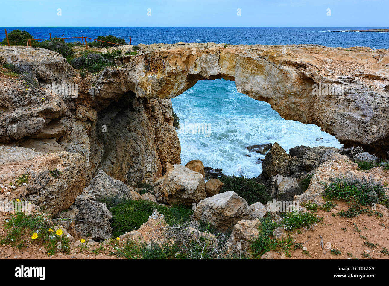 Vista de la Koraka arco de piedra en la zona de Kavo Greco (Cape Greco) en Chipre Foto de stock