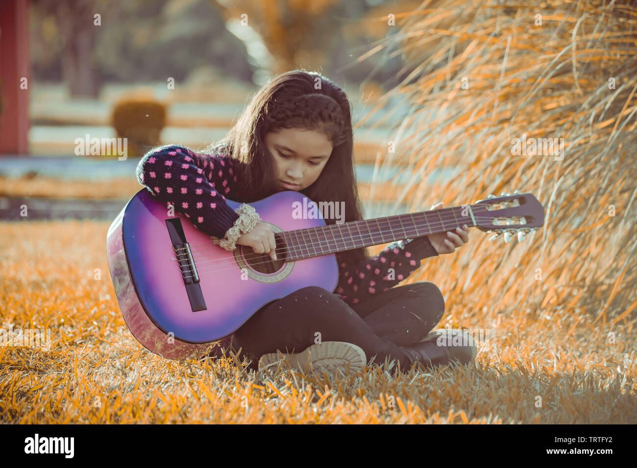 Little girl playing guitar fotografías e imágenes de alta resolución -  Página 2 - Alamy