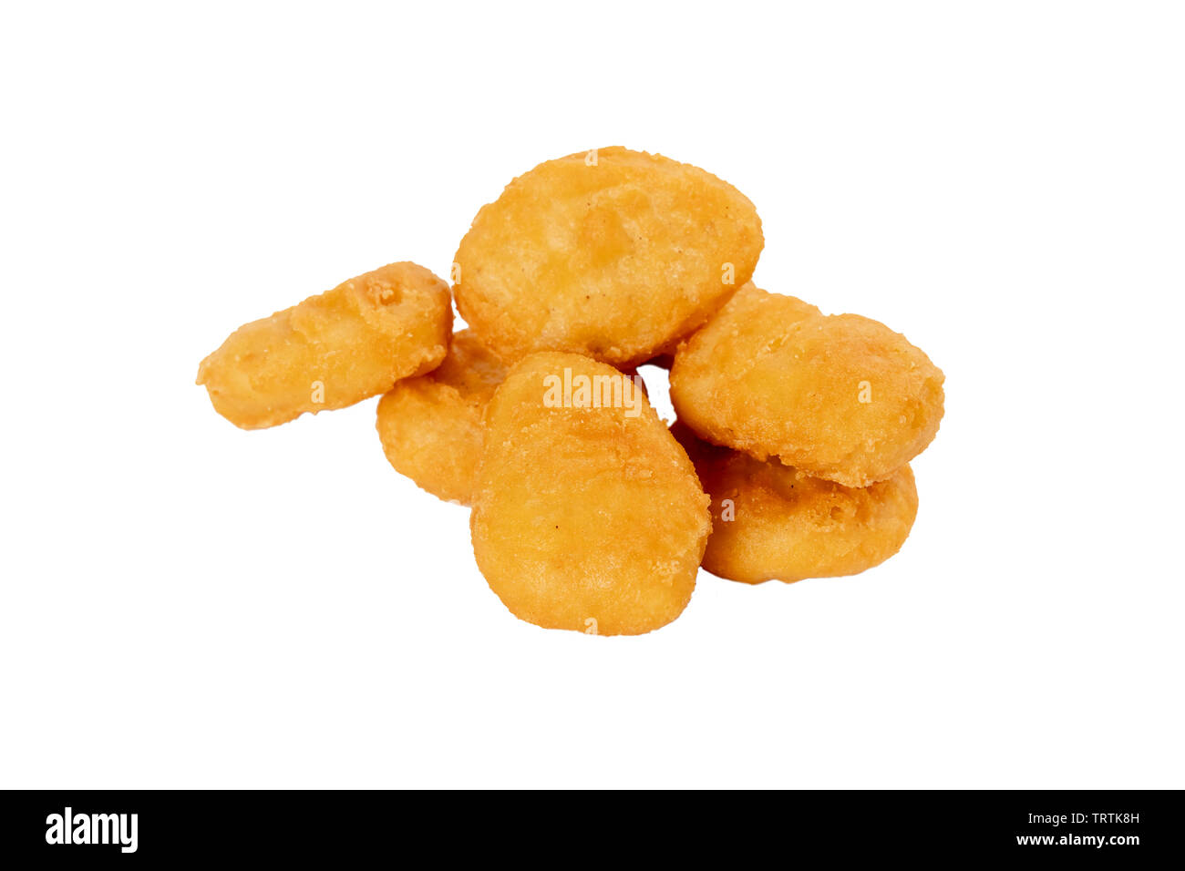 Nuggets de pollo en un fondo blanco aislado sin platos Foto de stock