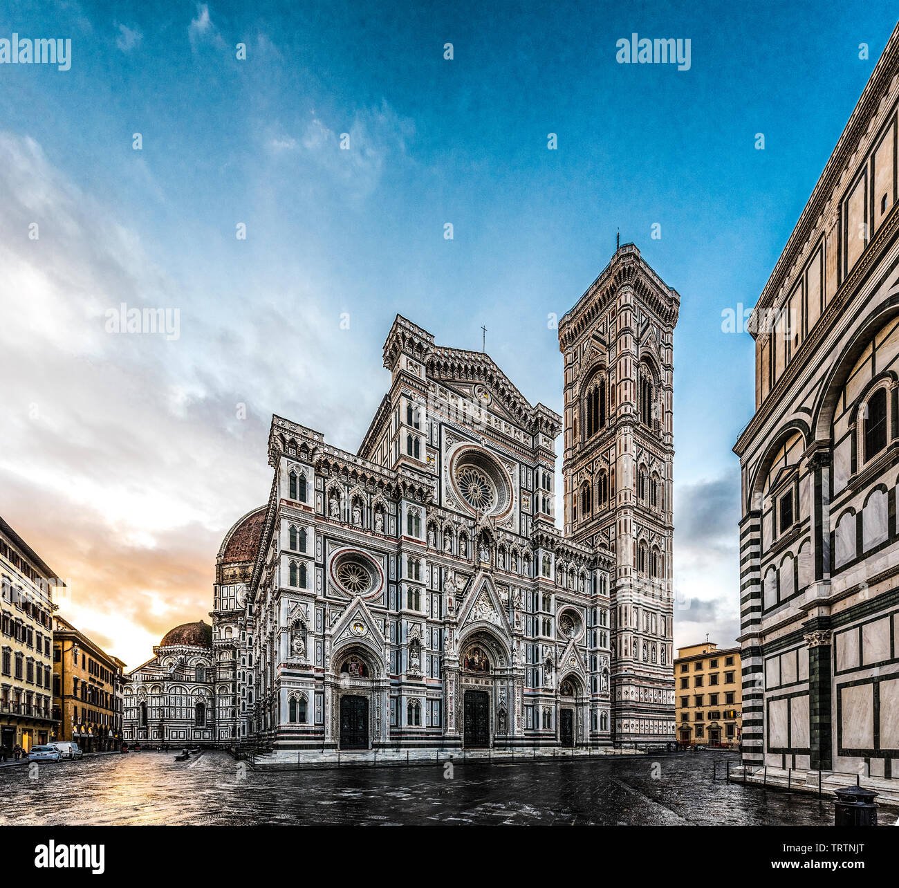 Duomo di Firenze Catedral al anochecer con el Baptisterio de San Juan en vista, Florencia, Italia, Europa, delante de un fondo blanco Foto de stock