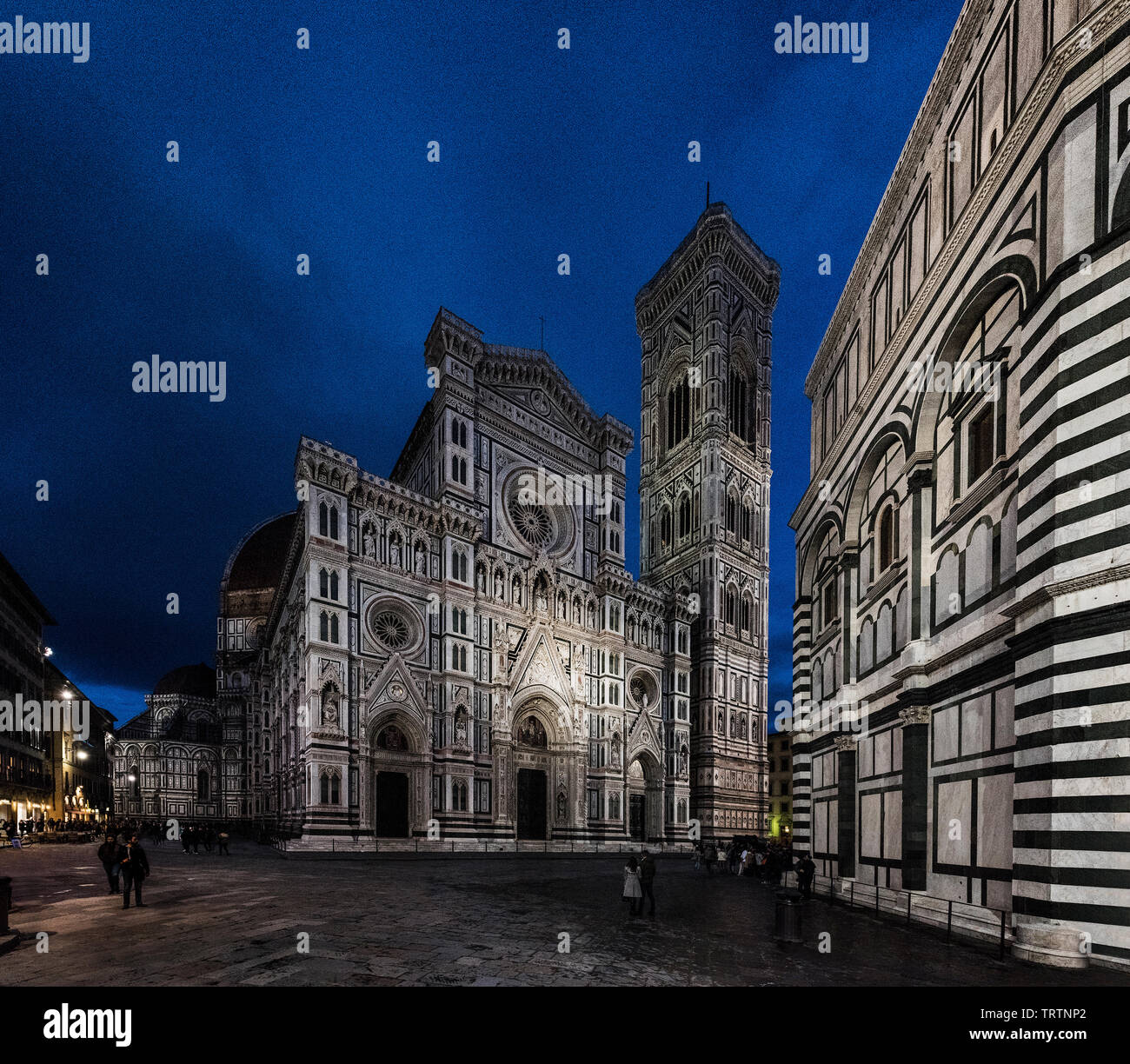 Duomo di Firenze Catedral de noche con el Baptisterio de San Juan en vista, Florencia, Italia, Europa, delante de un fondo blanco Foto de stock