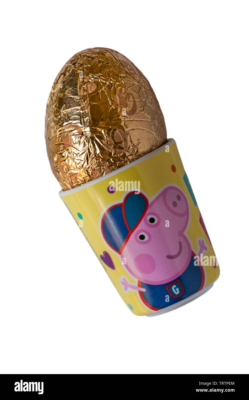 Peppa Pig taza huevo de Pascua envuelto con papel de aluminio aislado sobre  fondo blanco - listo para la Pascua, parte de Kinnerton Peppa Pig Set de  Regalo de Pascua Fotografía de