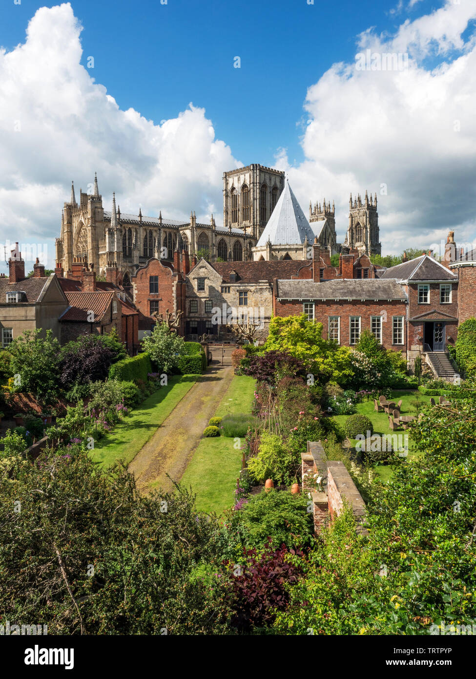 Vista de la cara norte de la Catedral de York desde las murallas de la ciudad, cerca de Monk Bar ciudad de York, Yorkshire, Inglaterra Foto de stock