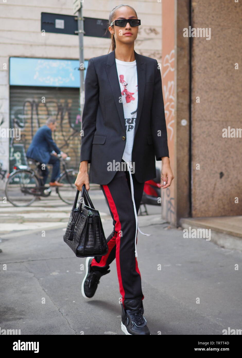 Italia: 19 de 2018: modelo street style traje después de Byblos Fashion show durante la semana de la moda de Milán otoño/invierno 2018/2019 Fotografía de stock - Alamy