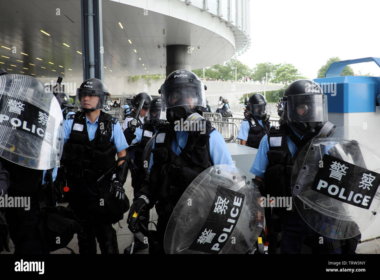 Hong Kong, China. 12 de junio, 2019. La fuerza de policía reunidos en el consejo legislativo entrada durante las protestas contra la ley de extradición en Hong Kong: Thomas Bertson Crédito/Alamy Live News Foto de stock