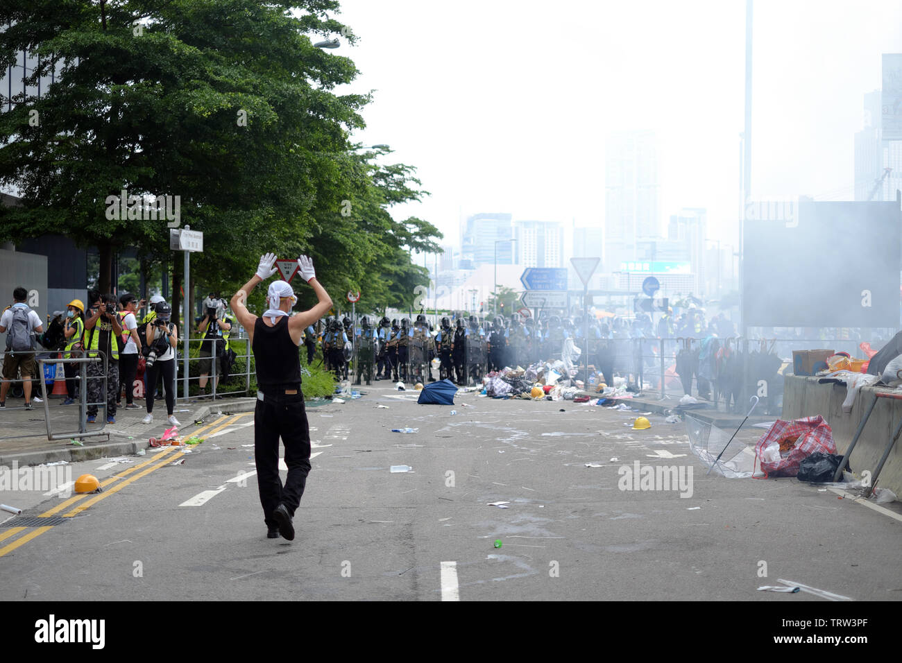 Hong Kong, China. 12 de junio, 2019. Los manifestantes no identificada camina hacia la línea de defensa de la policía durante las protestas contra la ley de extradición en Hong Kong: Thomas Bertson Crédito/Alamy Live News Foto de stock