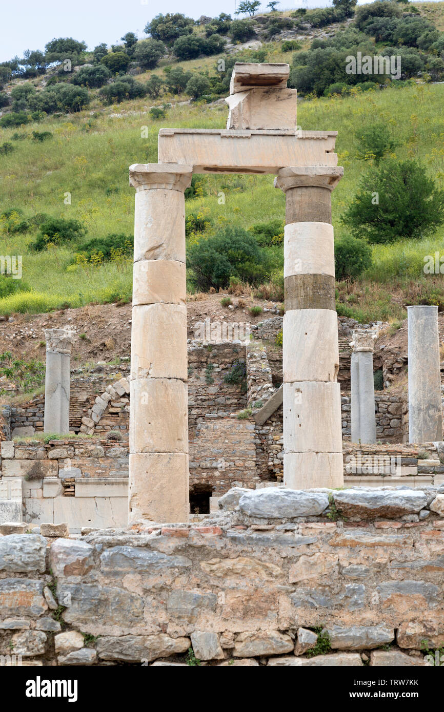 El templo de Isis en la parte superior del Ágora de la antigua ciudad de Éfeso en Turquía. Un sitio de patrimonio mundial. Foto de stock