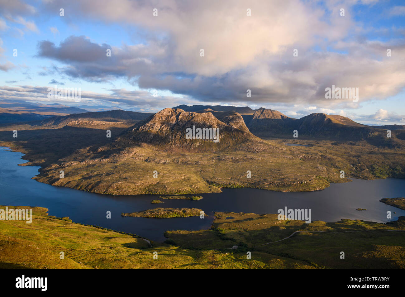 Vista desde el Stac Pollaidh mirando hacia Loch Lurgainn Sgorr Tuath, y Beinn un Eoin, Coigach, Wester Ross, Highlands, Escocia Foto de stock