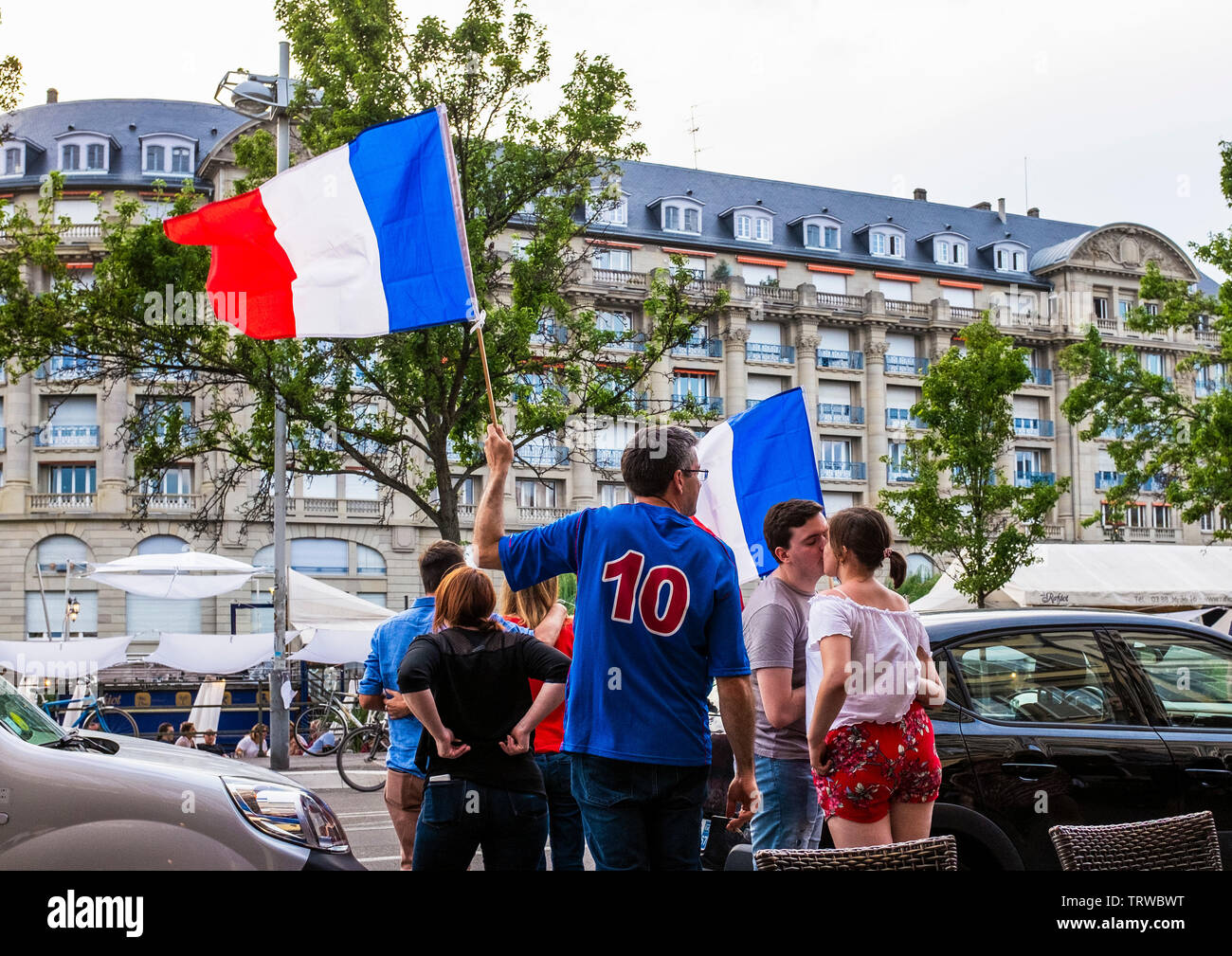Estrasburgo, 15 de julio de 2018, la afición francesa celebra la Copa del Mundo de fútbol la victoria francesa contra Croacia, Alsacia, Francia, Europa, Foto de stock