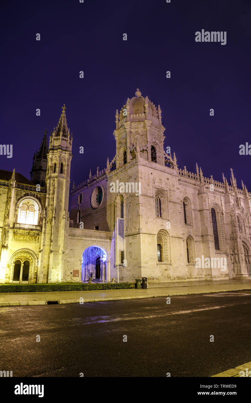 Fachada del Monasterio Jeronimos en el barrio de Belem de Lisboa, iluminada por la noche en el estilo manuelino Foto de stock