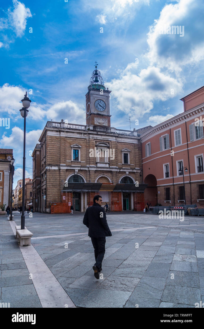 Un joven que cruza la Piazza del Popolo, Rávena, Emilia-Romaña, Italia a pie Foto de stock