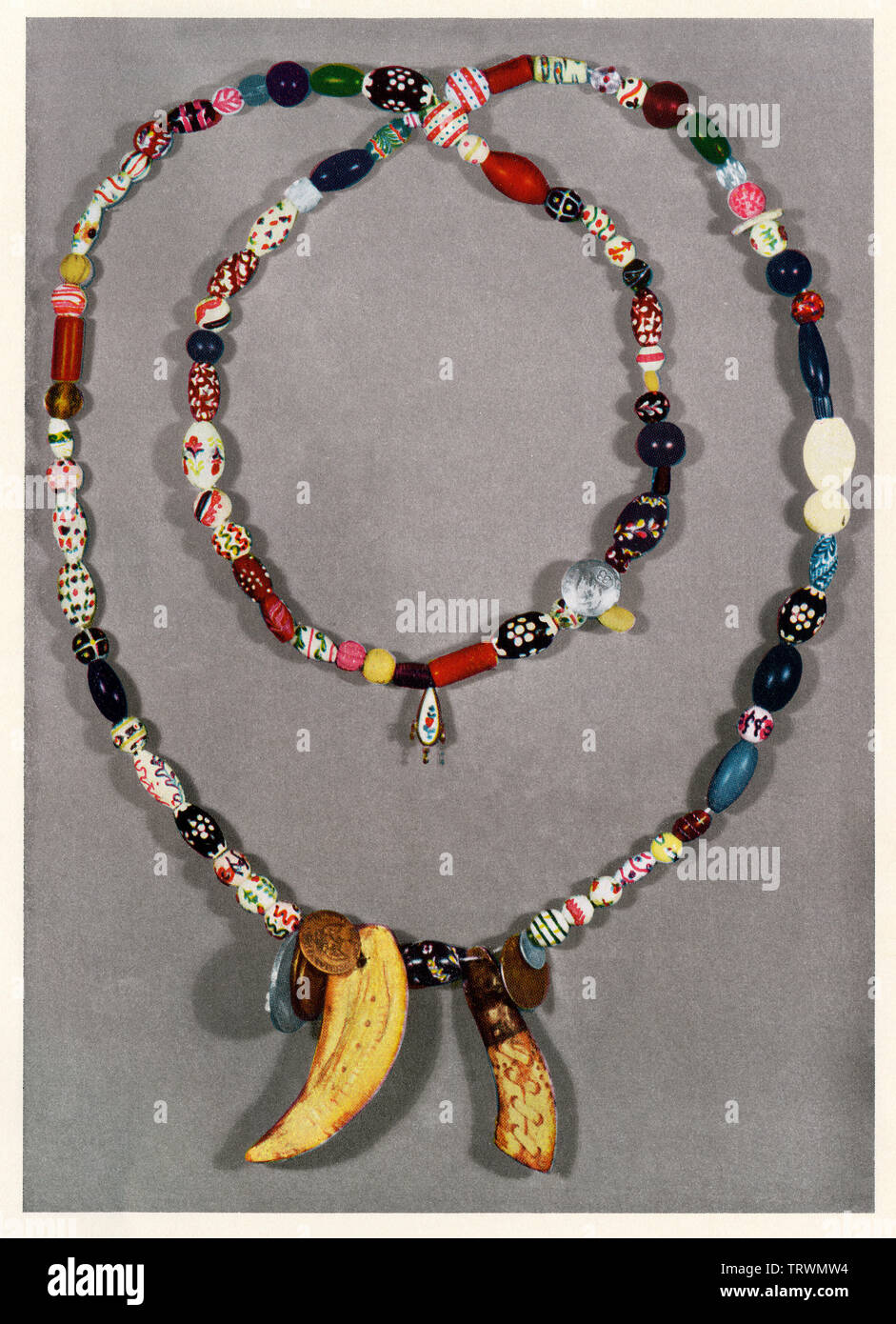 Perlas de la Bahía de Hudson y otros ornamentos utilizados en el comercio de pieles, Oregon. Semitono de color de una fotografía Foto de stock