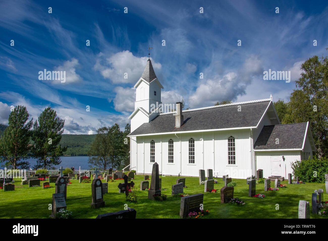 Iglesia en Osensjoen Søre Osen en Noruega / Scandinava Foto de stock