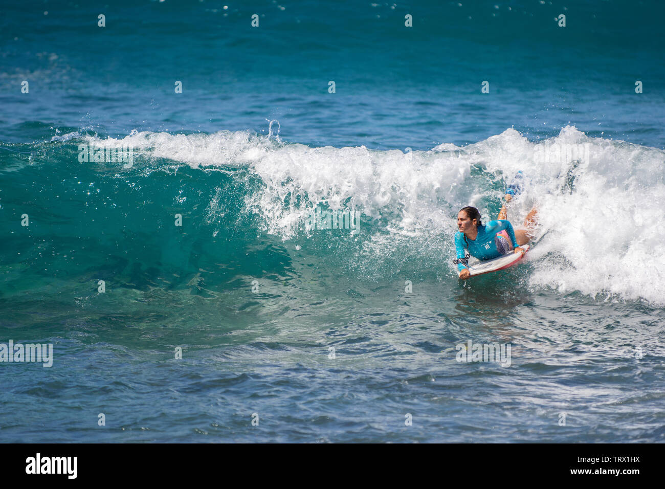 Un hombre joven body boarding, Hilo, Hawaii. Foto de stock