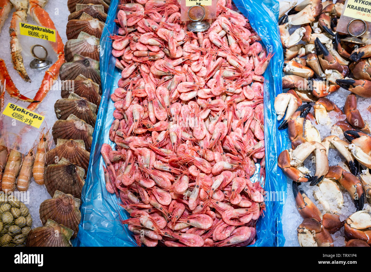 Selección de mariscos en el mercado de Bergen Foto de stock