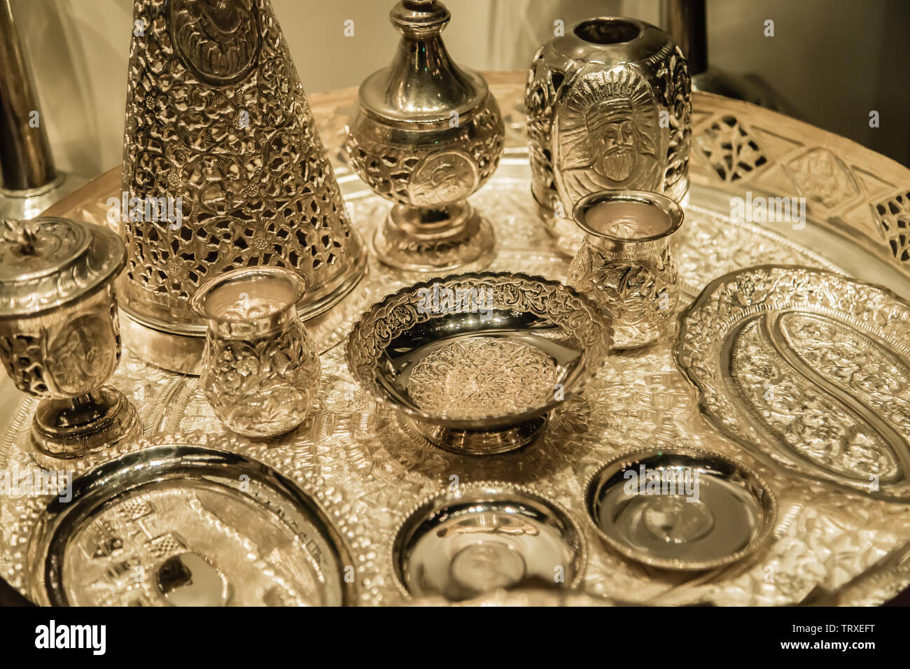 La India tradicional conjunto de vajilla de plata Fotografía de stock -  Alamy