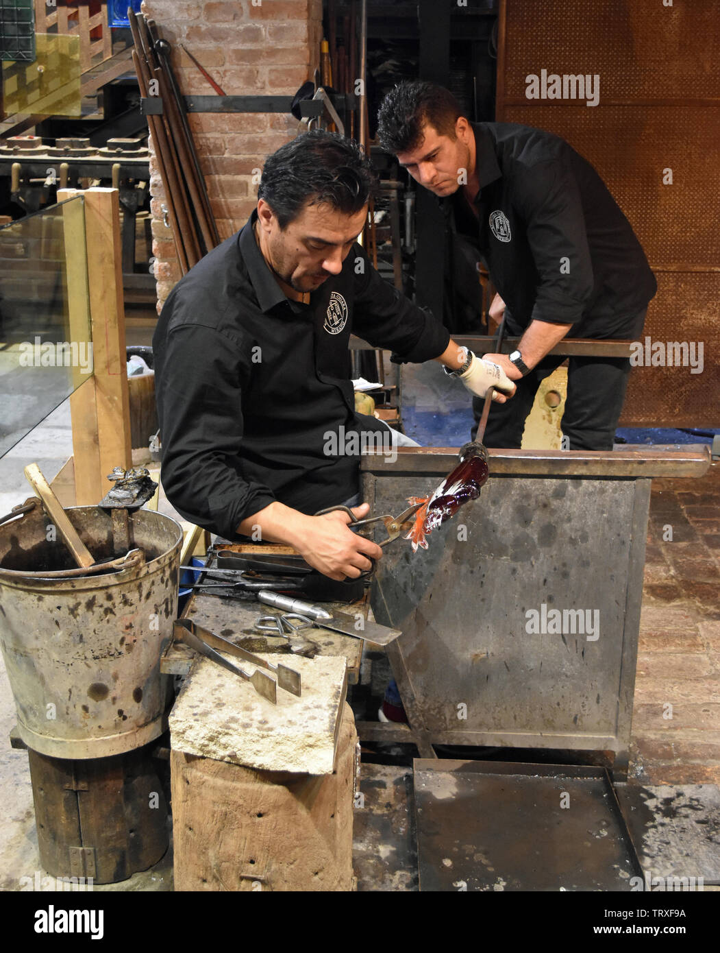Los trabajadores que jarrón de cristal de Murano Foto de stock