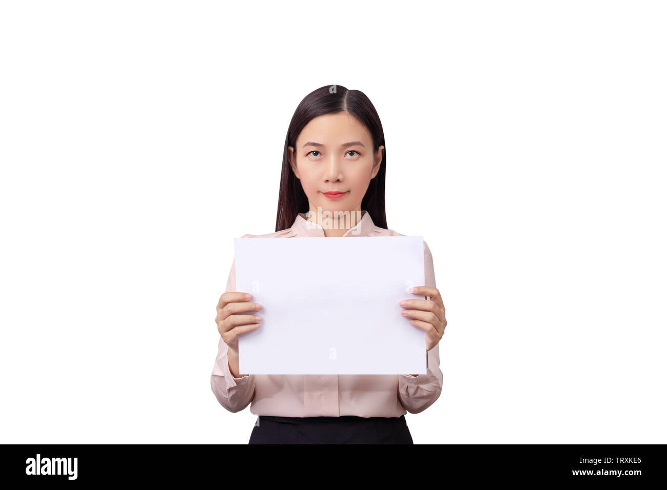 La empresaria de Asia la celebración de junta del letrero blanco con signo de papel vacía copia espacio aislado sobre fondo blanco con trazado de recorte Foto de stock