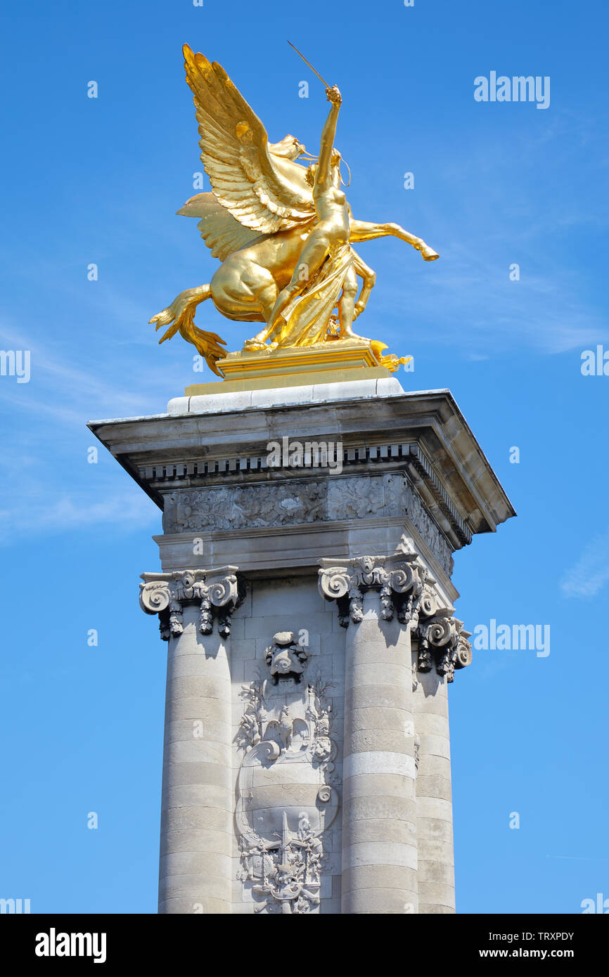 Puente Alexandre III estatua de oro con caballo alado y columna en un día soleado de verano, cielo azul en París, Francia. Foto de stock