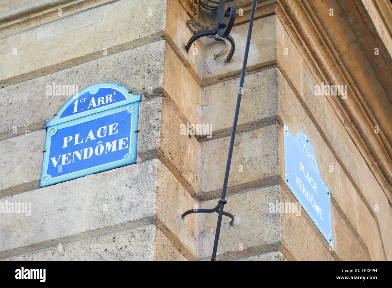 La famosa Place Vendome y esquina calle signo en París, Francia Foto de stock