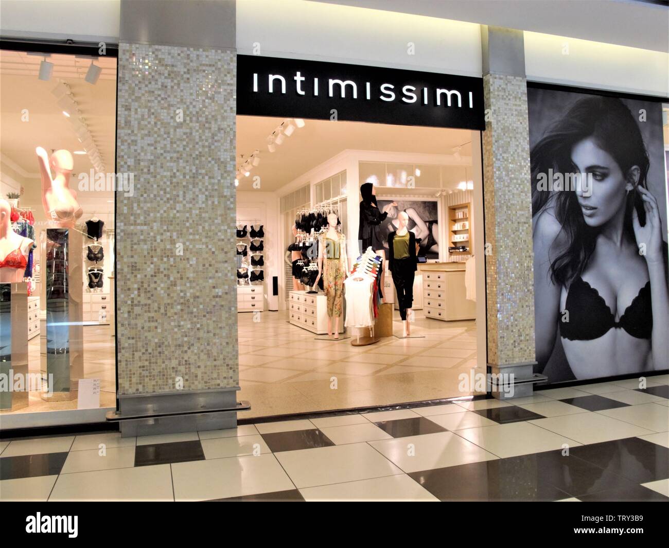 Intimissimi tienda de moda para la mujer en la entrada del centro comercial  Leonardo en Roma Fotografía de stock - Alamy
