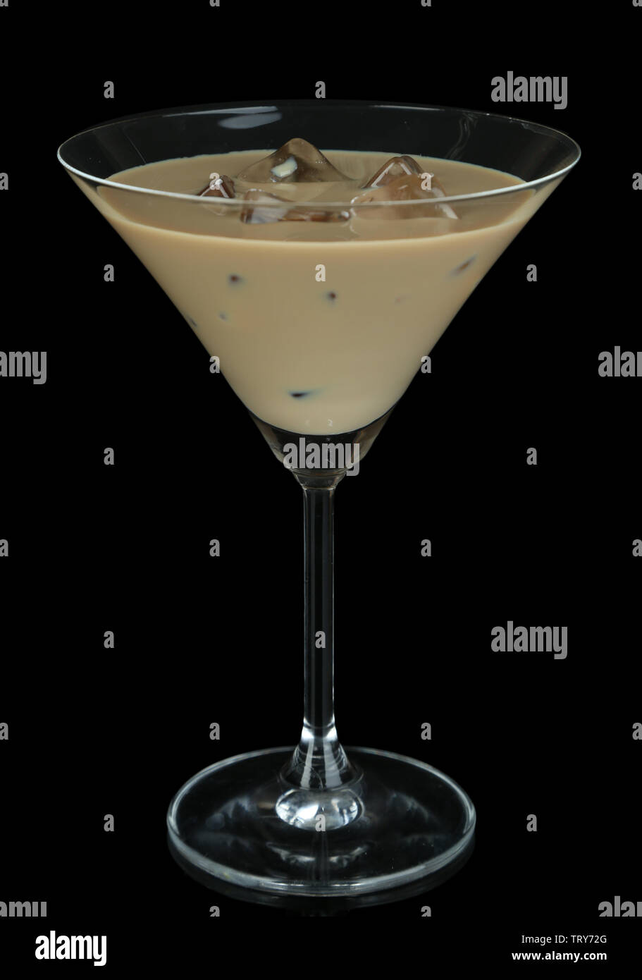 Baileys licor en vaso aislado en negro Fotografía de stock Alamy