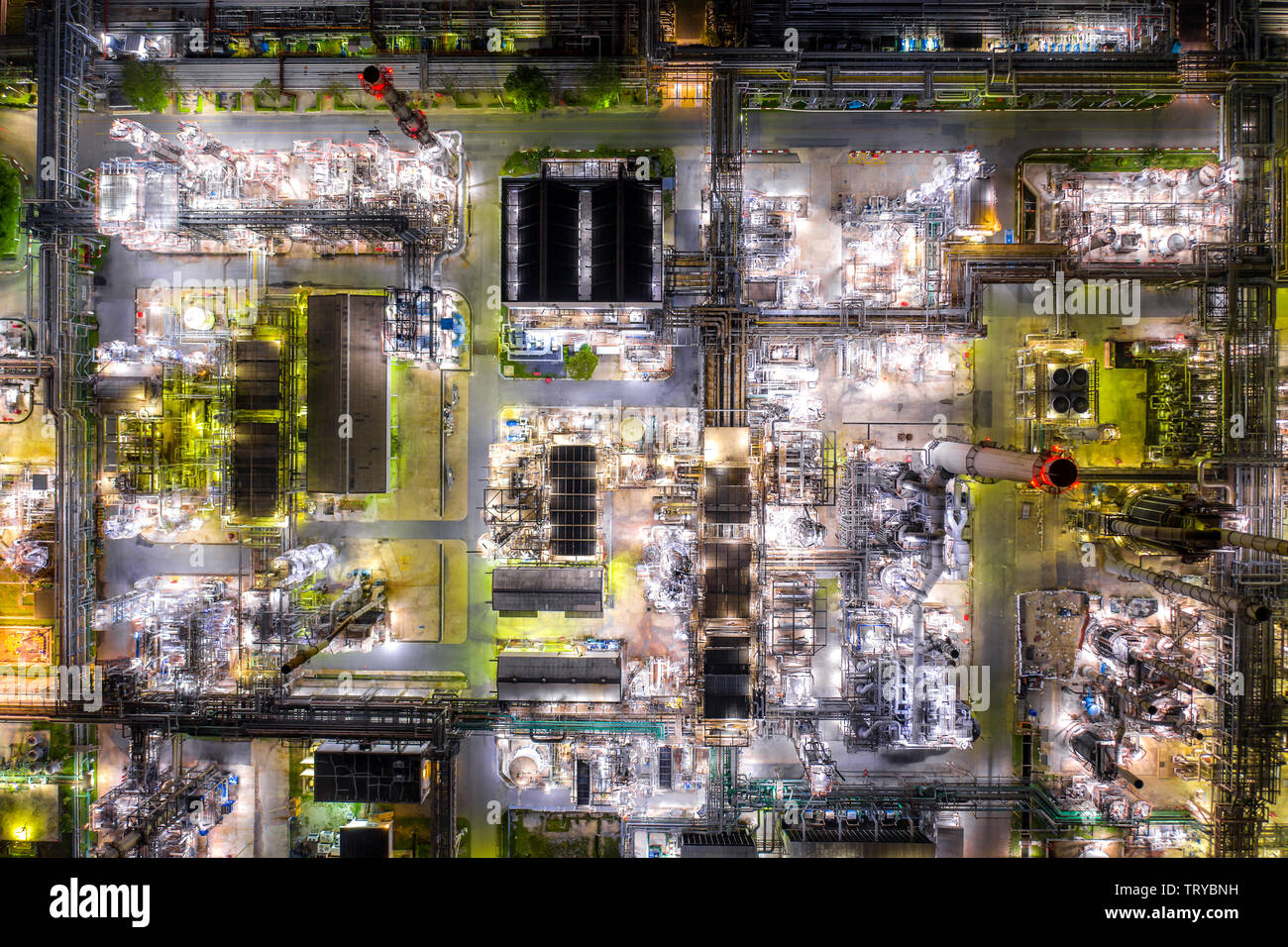 Vista aérea de la refinería de petróleo y gas de refinería de forma zona industrial por la noche. Foto de stock