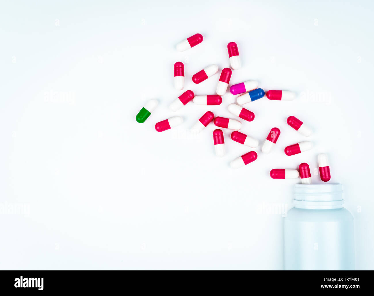 Cápsula de coloridas píldoras propagación de plástico botella de drogas. Antecedentes de la farmacia. Industria farmacéutica. El uso de drogas con razonable en el hospital. Foto de stock