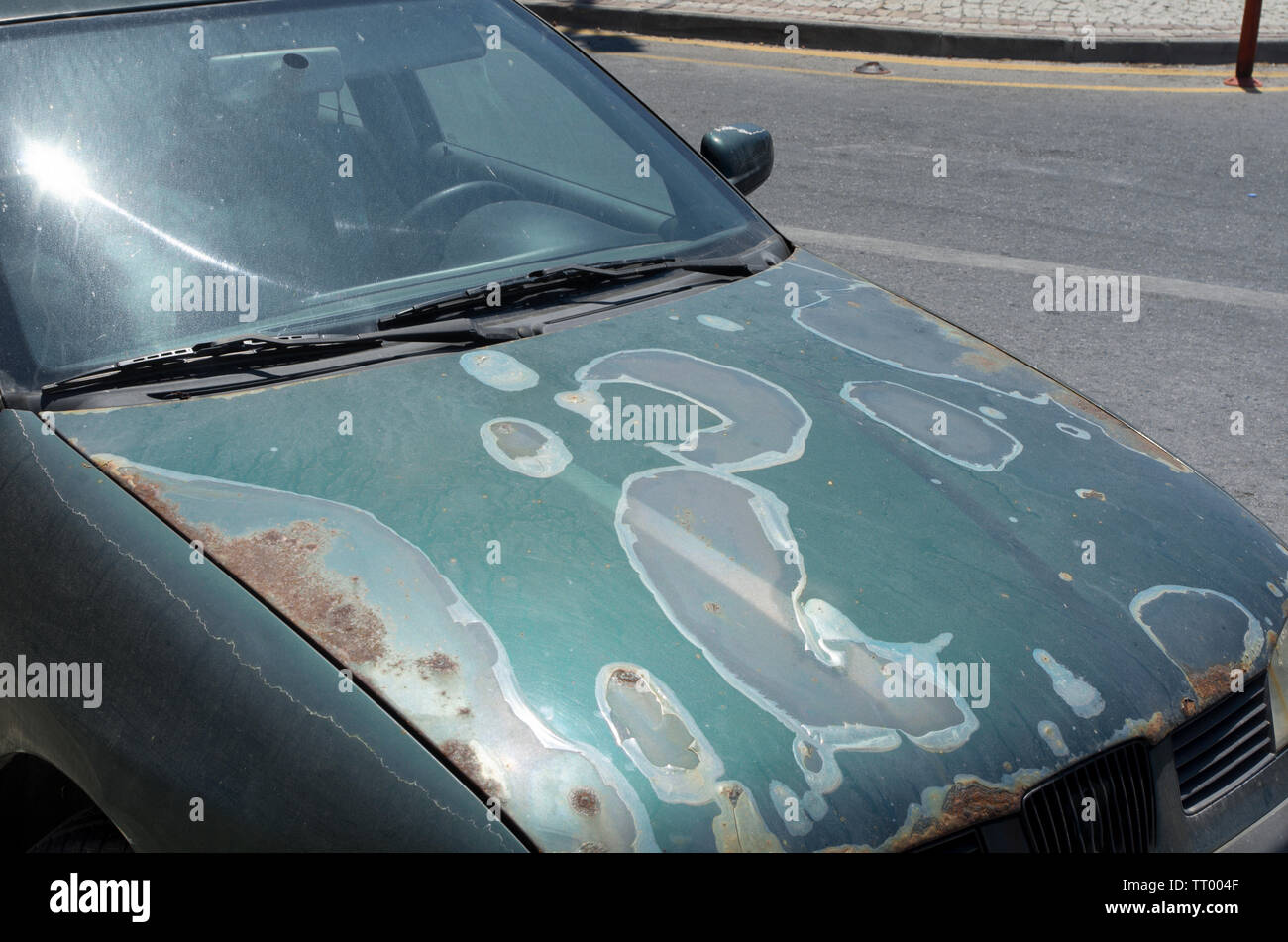 Detalle del escape en el capó de un coche sintonizado con pintura blanca  Fotografía de stock - Alamy