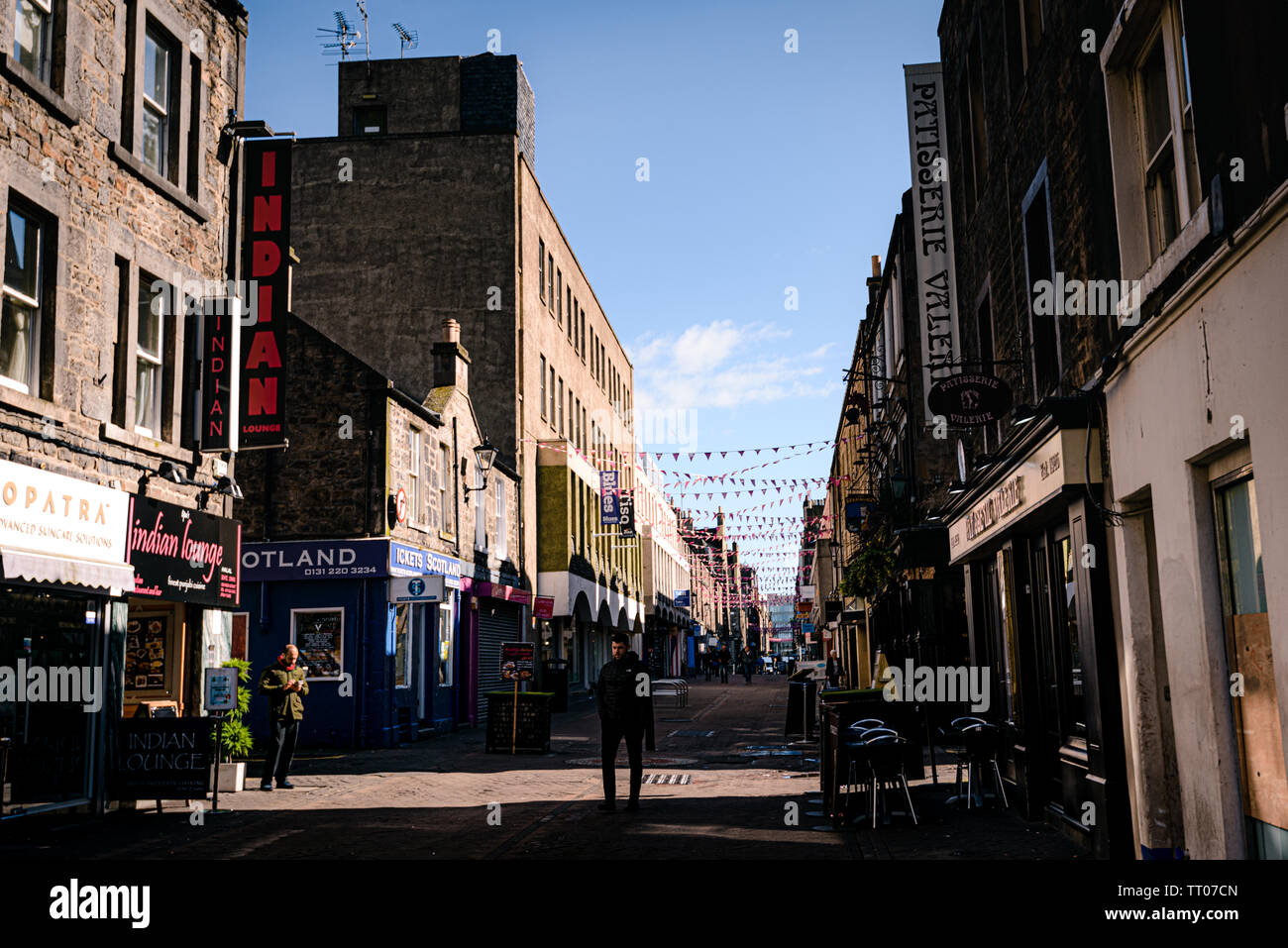 Mirando a lo largo de una zona peatonal. Tiendas y Restaurantes en Rose Street, Edimburgo, Escocia, Reino Unido Foto de stock