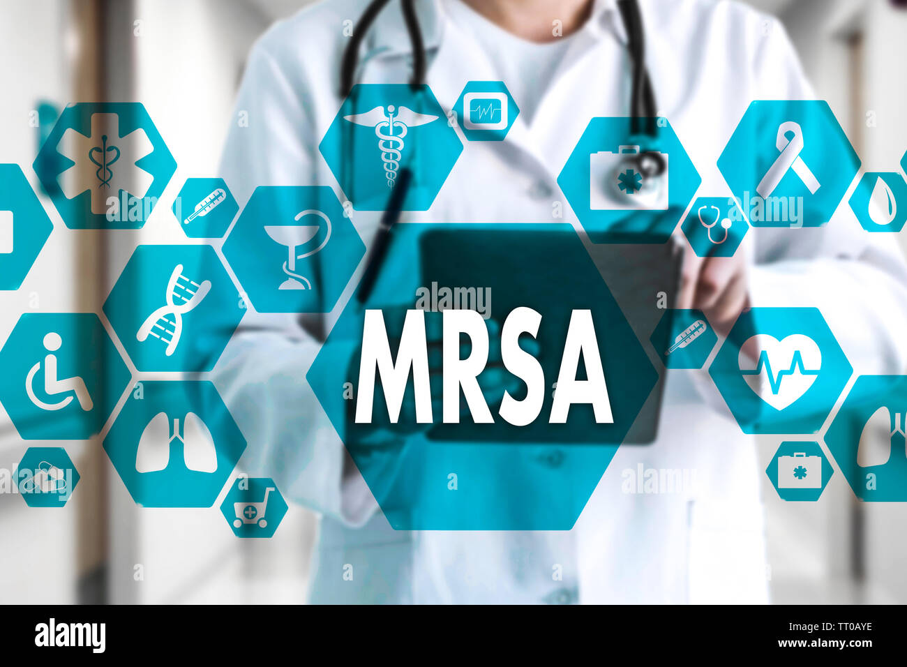 Doctor en medicina con estetoscopio y palabra MRSA ,Methicillin-Resistant Staphylococcus aureus en conexión de red médica sobre la pantalla virtual en hosp Foto de stock