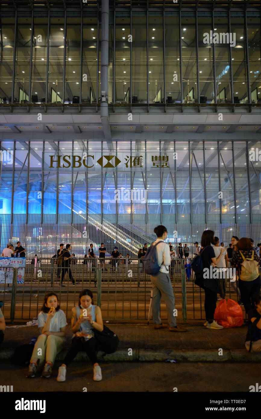 HONG KONG - Junio 12, 2019: Bill Anti-Extradition protesta en Hong Kong. Los manifestantes son empujados por la policía hacia el distrito Central. Foto de stock