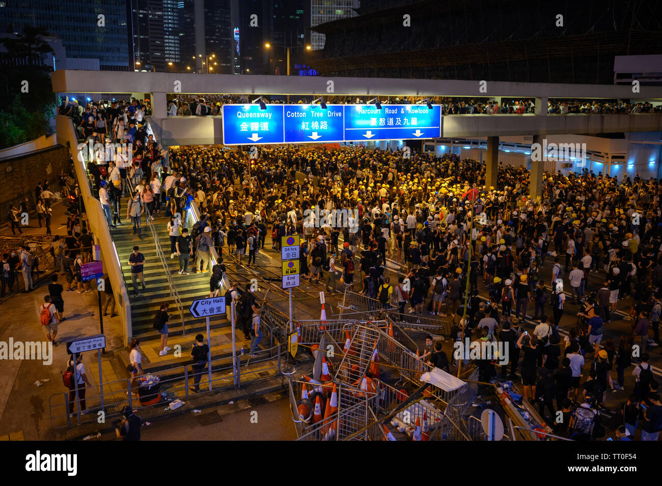 HONG KONG - Junio 12, 2019: Bill Anti-Extradition protesta en Hong Kong. Los manifestantes son empujados por la policía hacia el distrito Central. Foto de stock