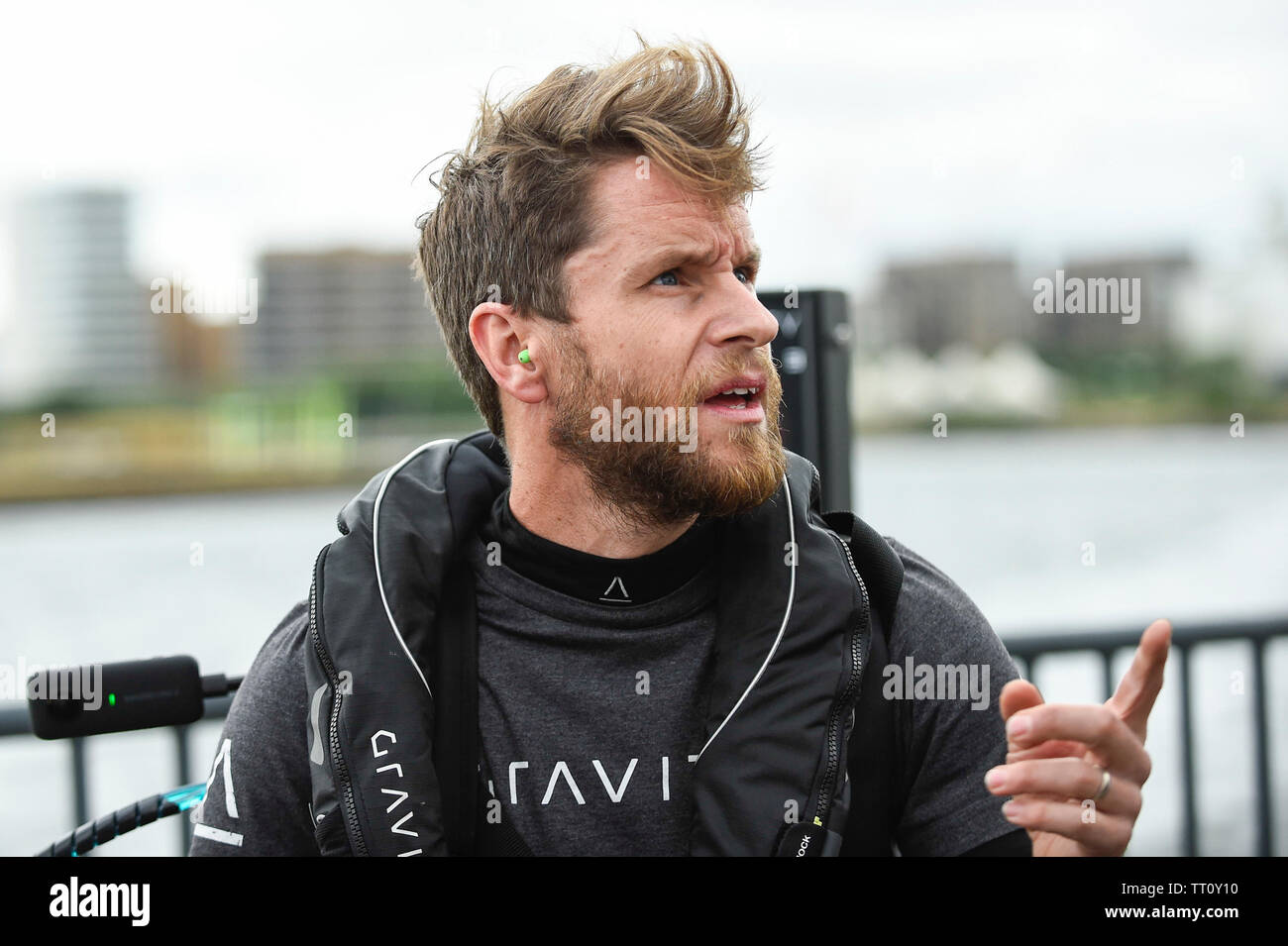 Londres, Reino Unido. 13 de junio de 2019. Richard Browning el fundador y jefe de pilotos de prueba de gravedad Industrias y vida 'real' de Iron Man su Raza Series previsualizaciones en concepto Royal Victoria Docks, East London, en Londres 2019, Semana Tech antes del lanzamiento de gravedad Industries' Carrera Internacional serie a principios de 2020. Industrias de gravedad son los diseñadores, constructores y pilotos del mundo, el primer chorro patentado traje, pionero de una nueva era de derechos de vuelo. Crédito: Stephen Chung / Alamy Live News Foto de stock