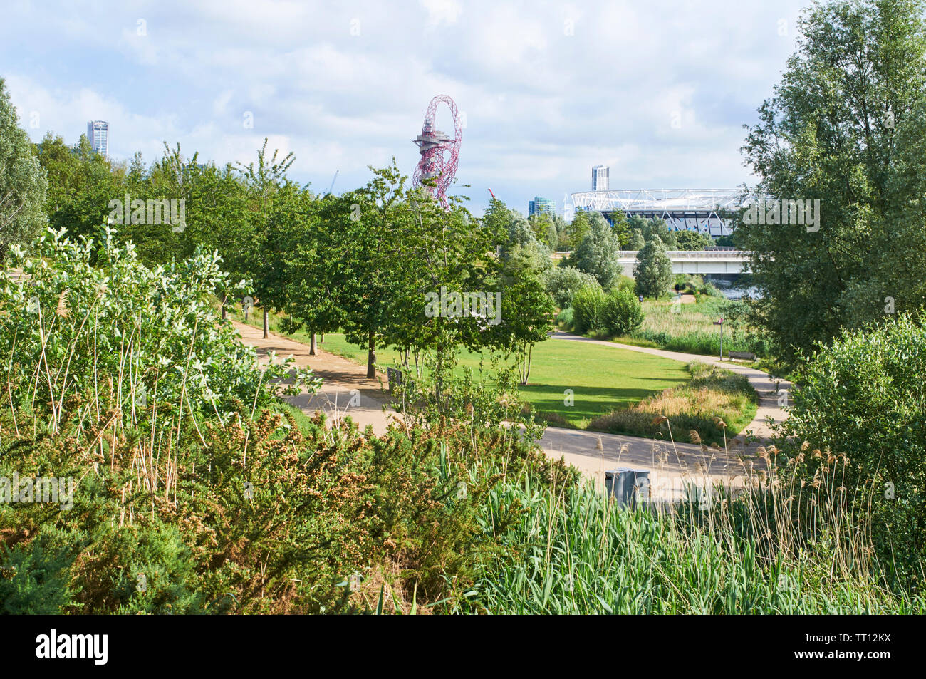 El Parque Olímpico de Londres en verano, visto desde el norte de Parklands, Stratford, Londres, Reino Unido Foto de stock