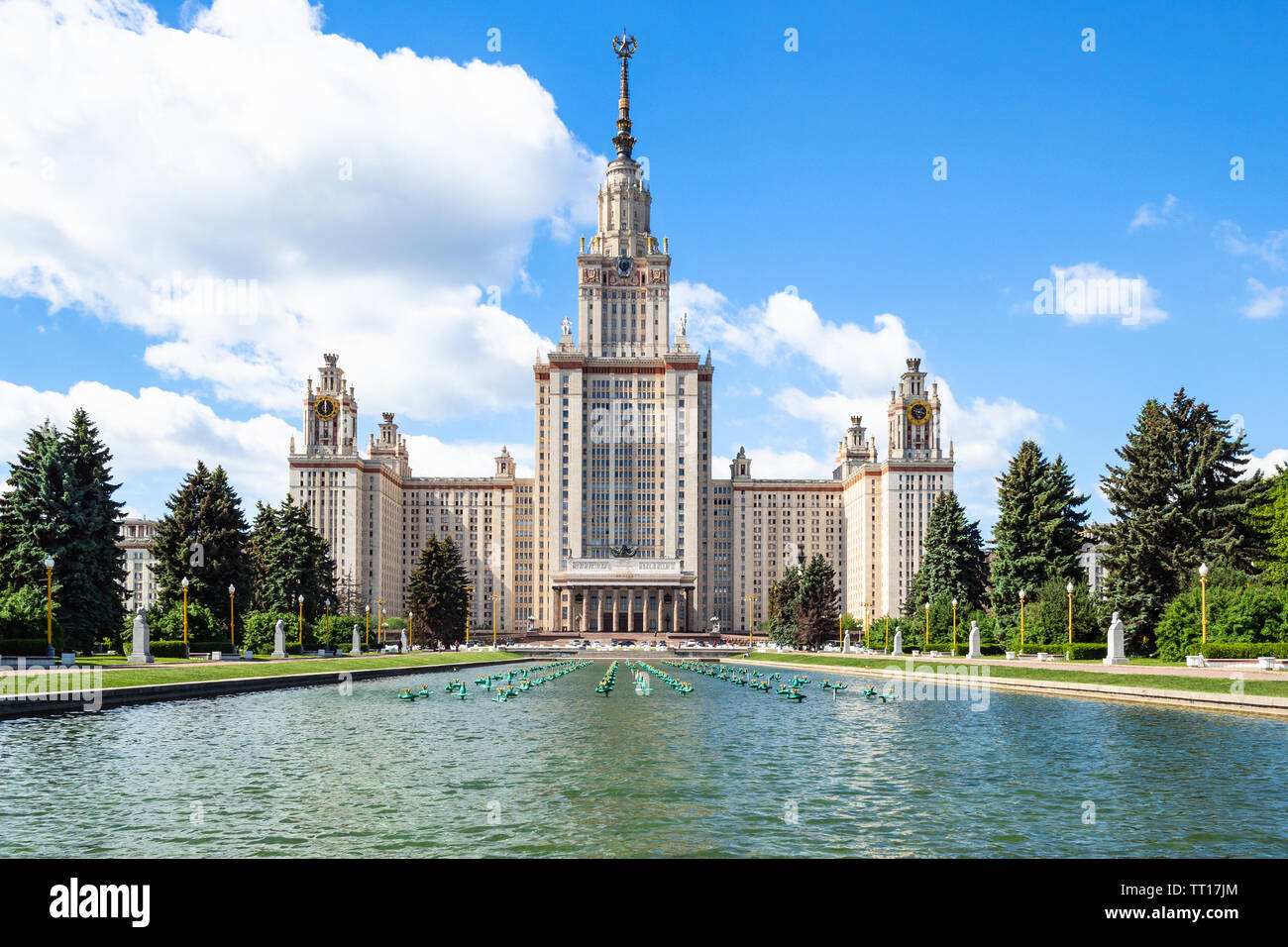 Piscina de agua y la fachada norte del edificio principal de la