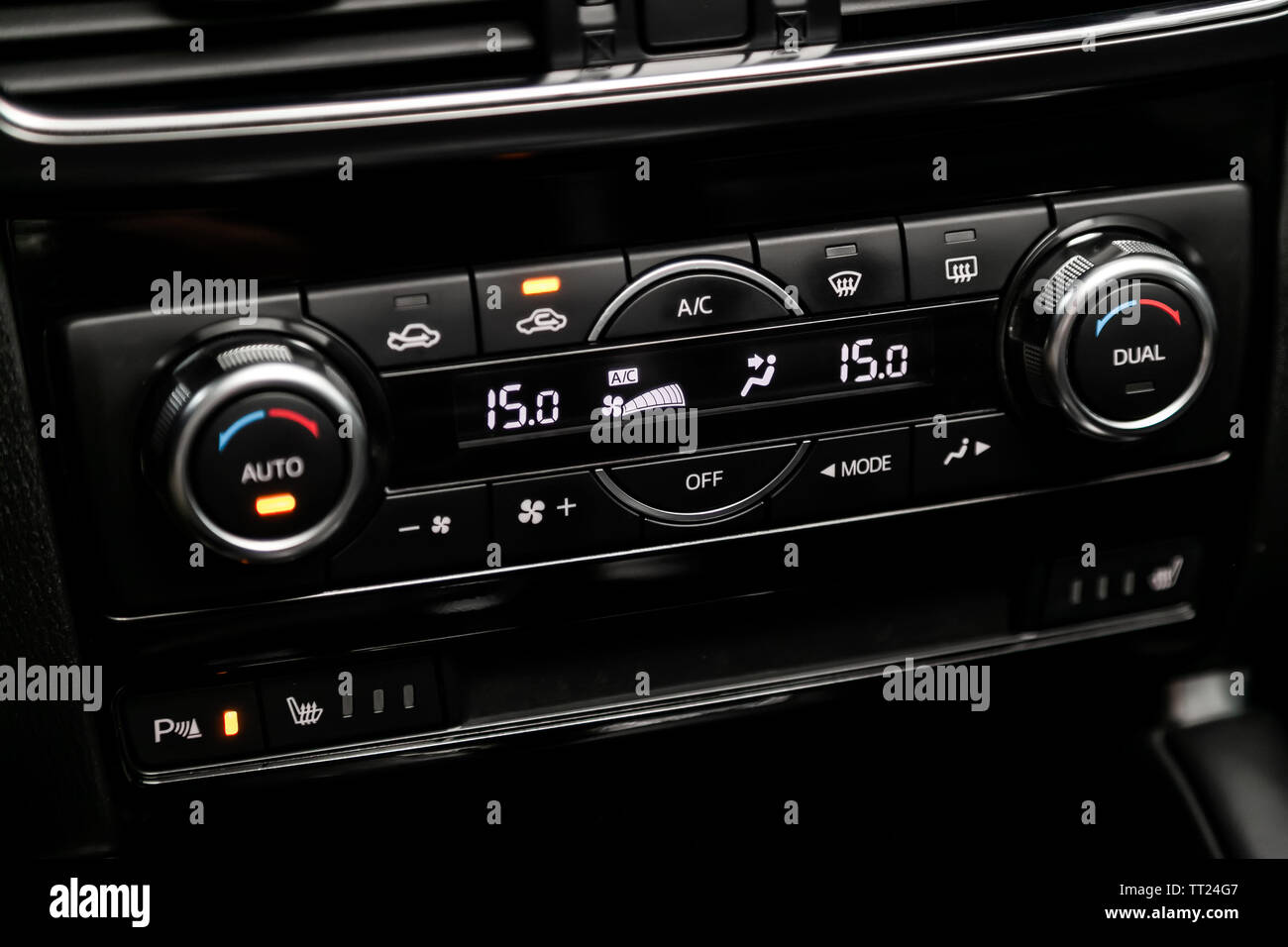 Сlose del coche negro interior: tablero con la temperatura, el reloj, el  ajuste del ventilador, aire acondicionado y otros botones. Soft Focus  Fotografía de stock - Alamy