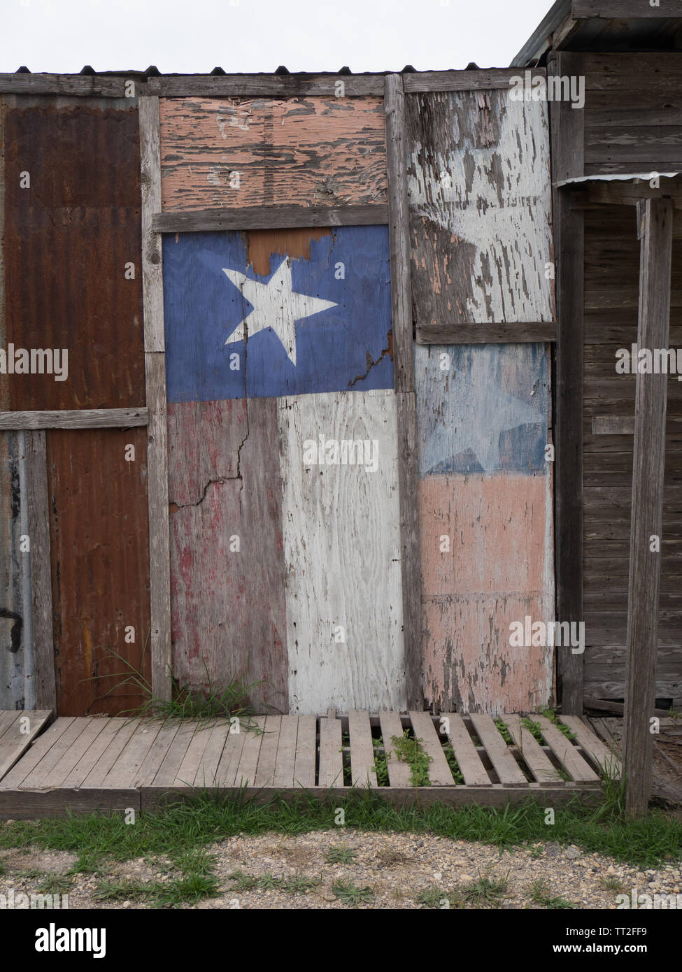 Desapareció Texas bandera pintada en el costado de un antiguo edificio en la ciudad fantasma de Loraine, Texas Foto de stock