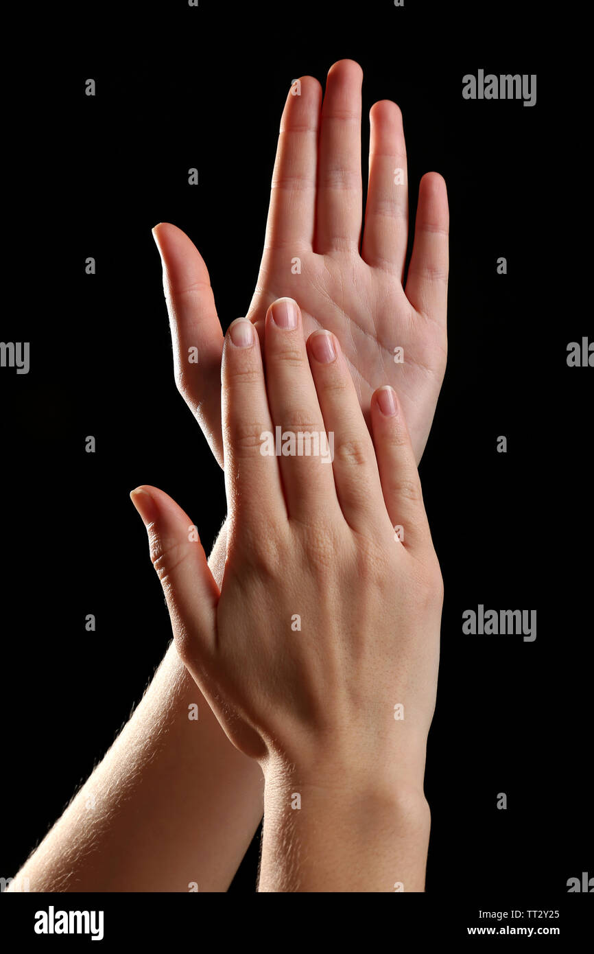 Manos Humanas Sobre Fondo Negro Fotografia De Stock Alamy