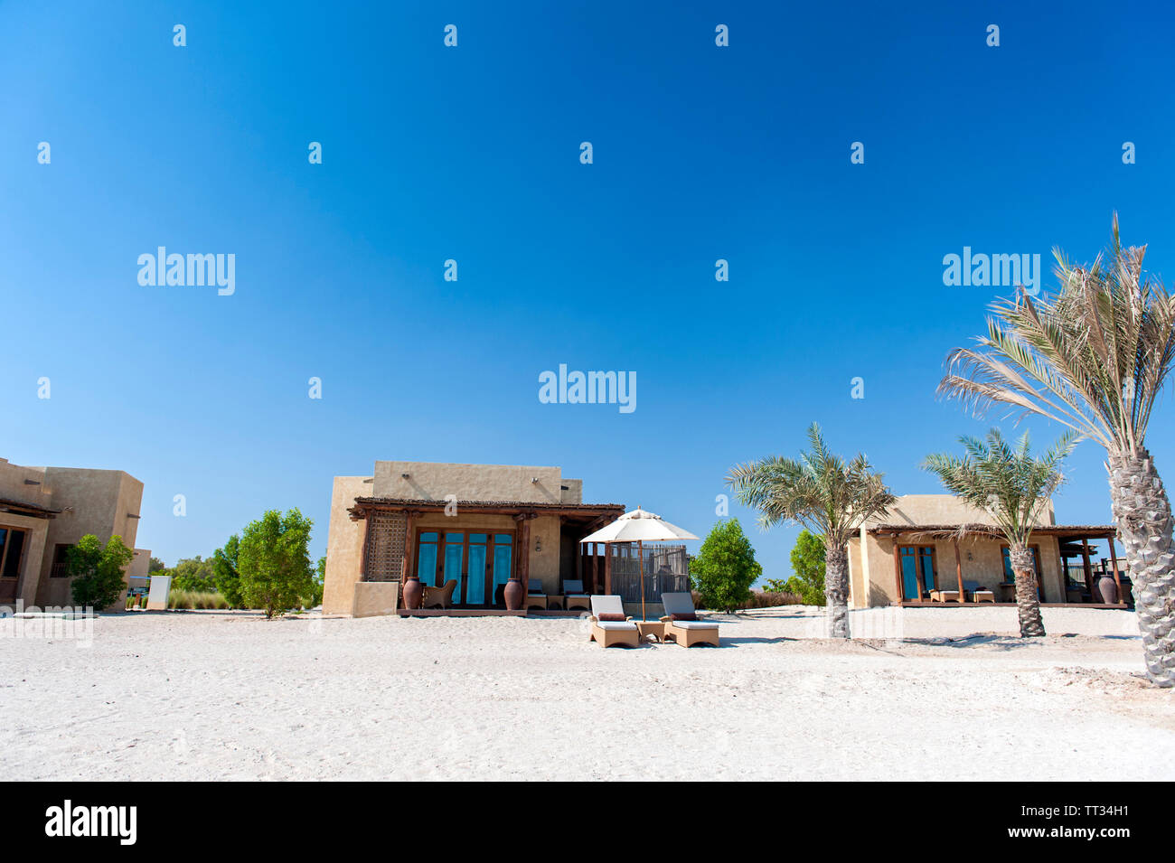 Villas en el Anantara Resort Villa Yamm Al Sir Bani Yas, una isla en el Golfo Pérsico, los Emiratos Árabes Unidos. Foto de stock