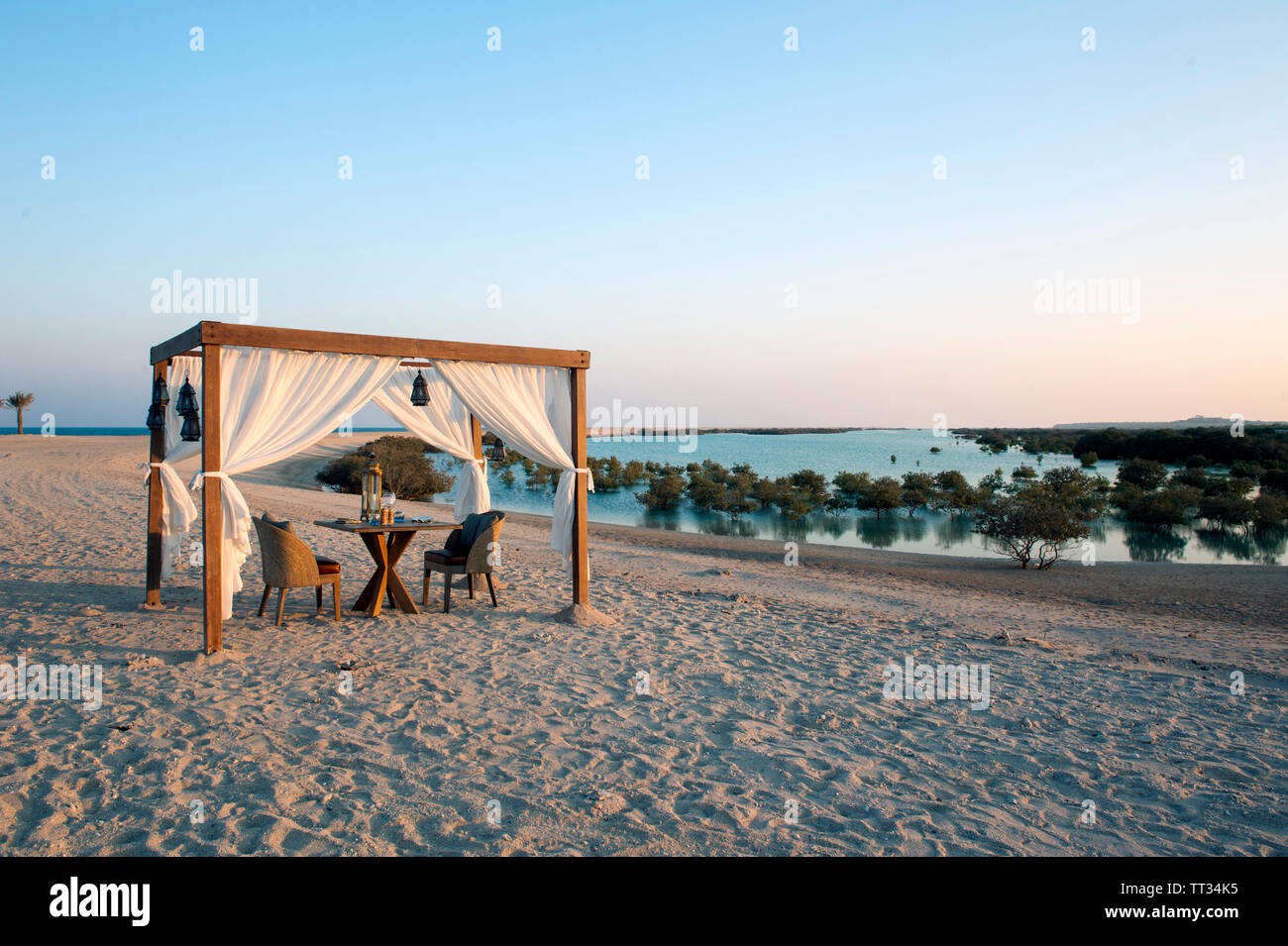 Por diseño, comedor, comedor privado, en el Anantara Resort Villa Yamm Al Sir Bani Yas, Emiratos Árabes Unidos. Foto de stock