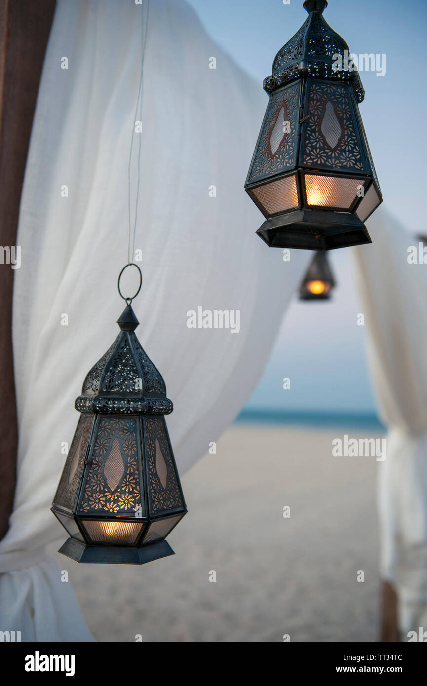 Lámparas en el Anantara al comedor del Villa Resort Yamm por diseño, cenas privadas en Sir Bani Yas, Emiratos Árabes Unidos. Foto de stock