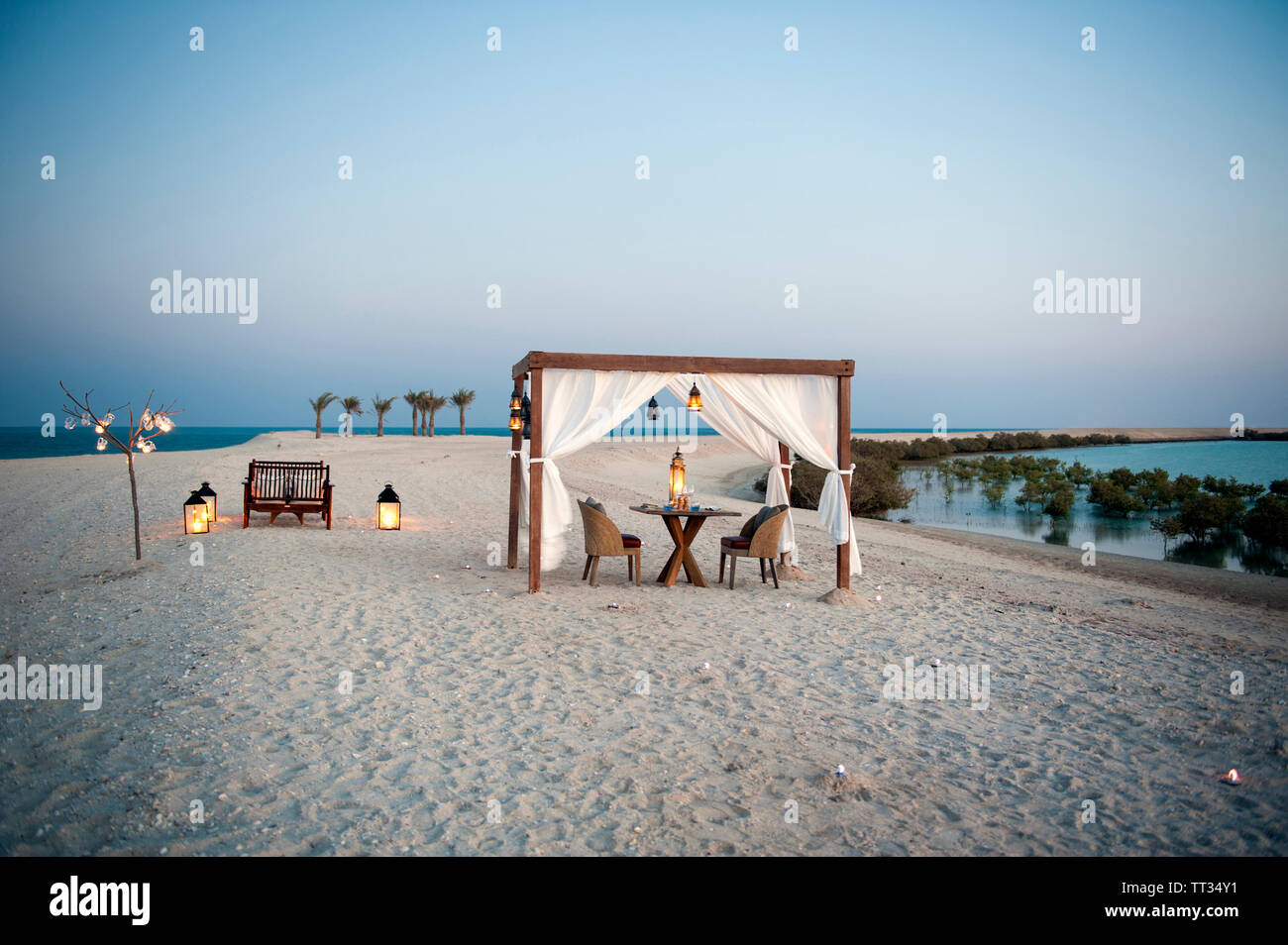 Por diseño, comedor, comedor privado, en el Anantara Resort Villa Yamm Al Sir Bani Yas, una isla en el Golfo Pérsico, los Emiratos Árabes Unidos. Foto de stock