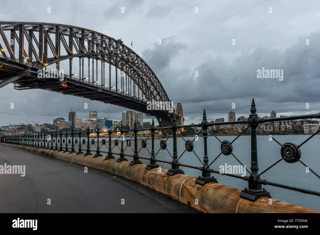 Hermosa Vista Del Puente Del Puerto Y La Bahia De Sydney Australia En La Noche Las Luces Fotografia De Stock Alamy