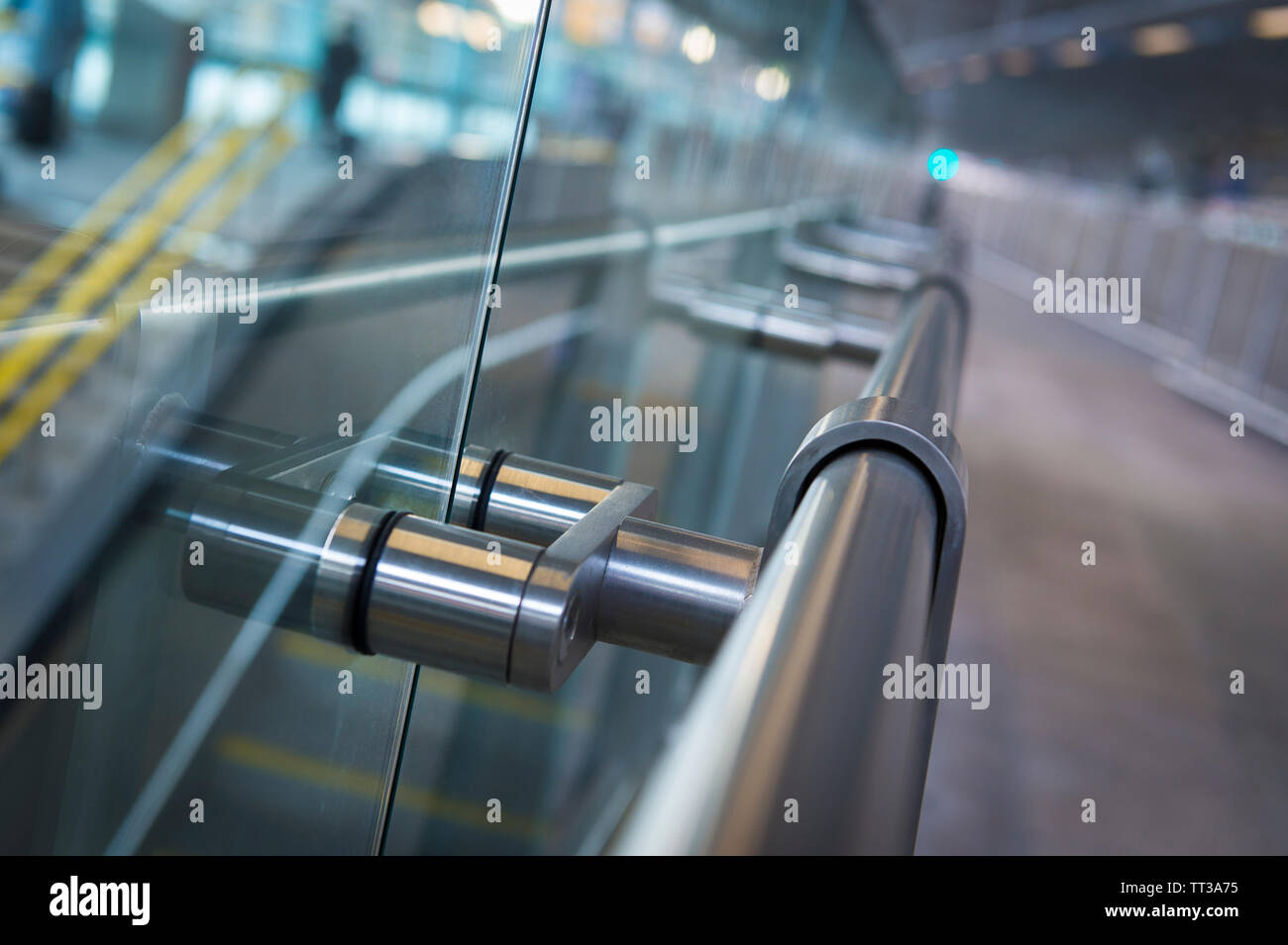 Detalle de riel metálico sobre una plataforma en la estación de Blackfriars de Londres, Londres, Inglaterra. Foto de stock